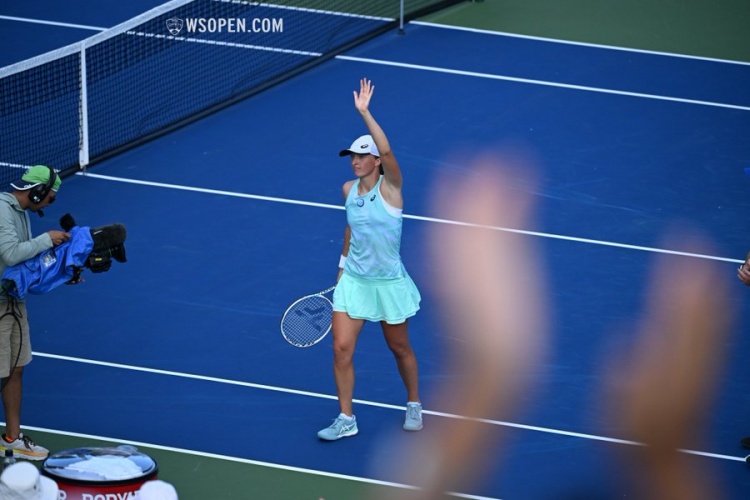 波动较平滑 波动较平滑